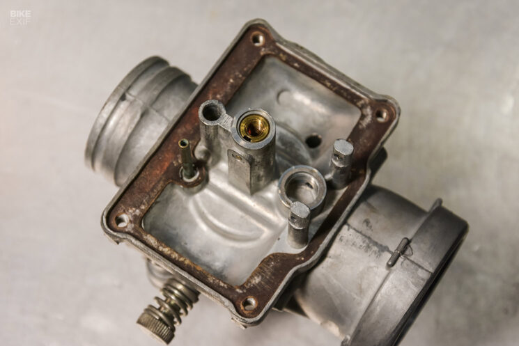 Rebuilding a Mikuni round slide carburetor