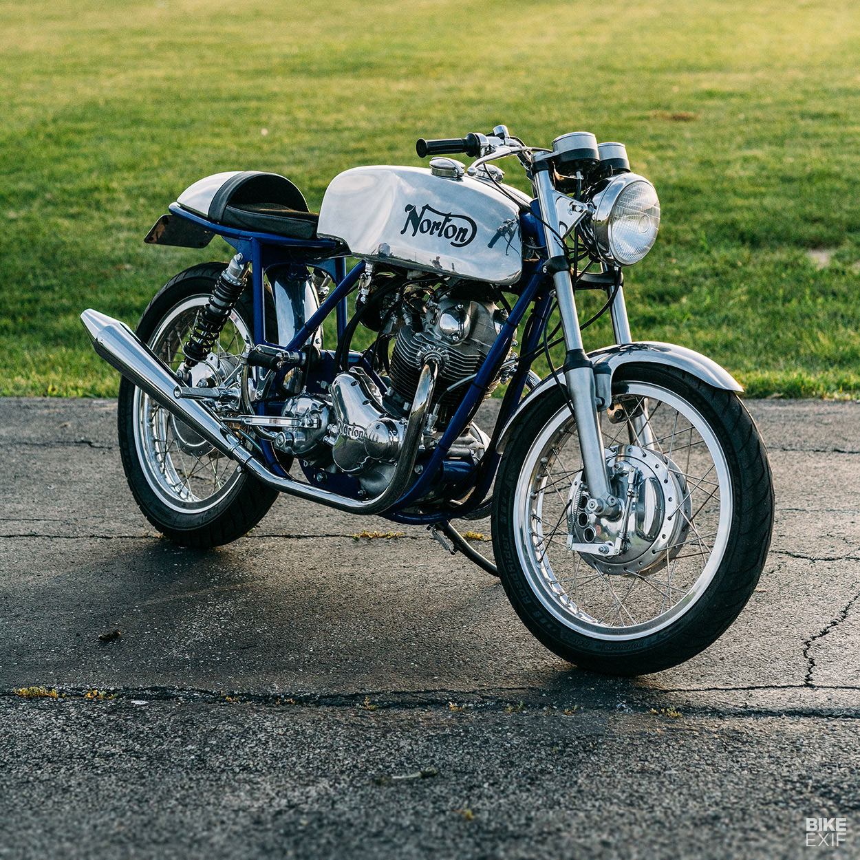 1971 Norton Commando 750 classic motorcycle restored by Retrospeed